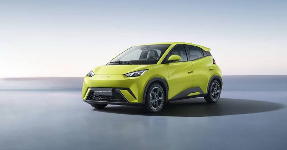 Automóvil amarillo moderno con detalles en negro sobre fondo minimalista