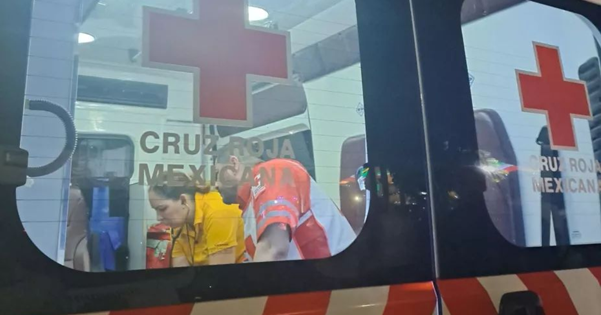 Interior de ambulancia de la Cruz Roja Mexicana con personal médico en acción.