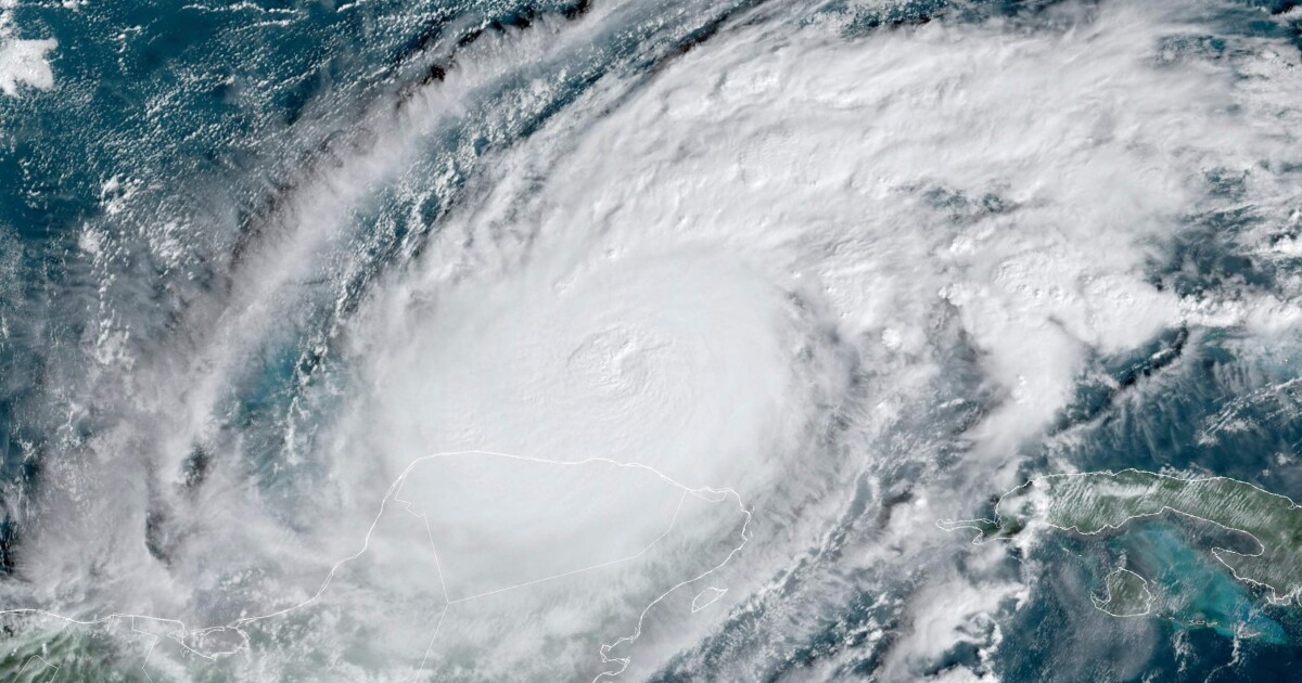 Vista satelital de un huracán en el Golfo de México, mostrando un patrón circular de nubes con un ojo en el centro.