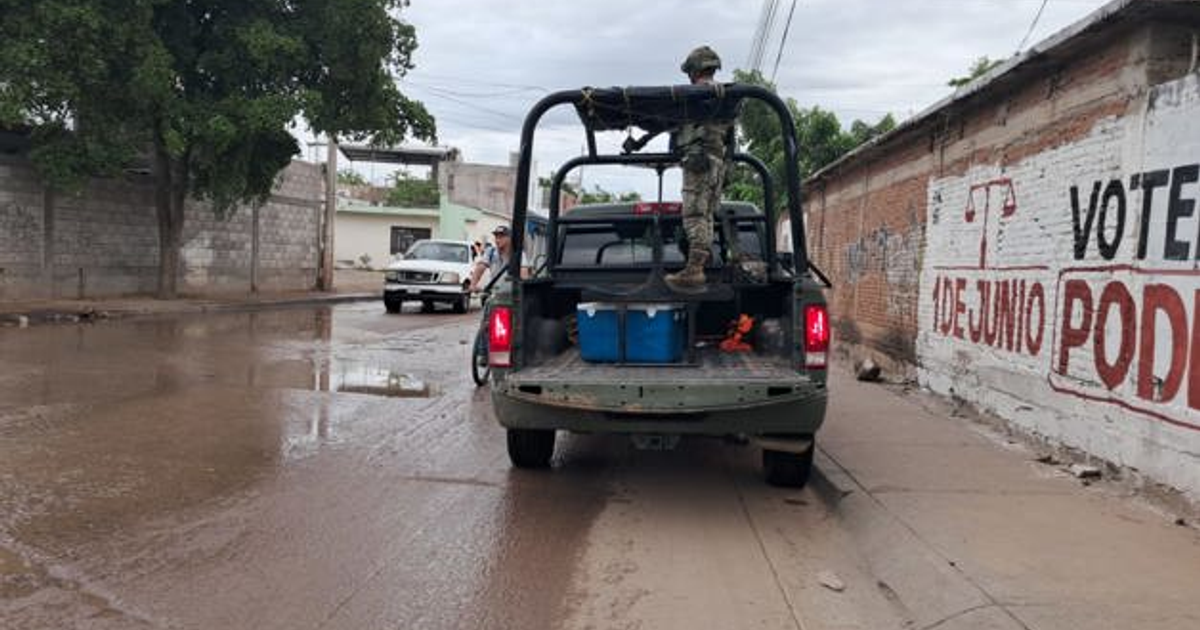 Vehículo militar con soldado en Culiacán tras tiroteo e incendio en Villa Bonita