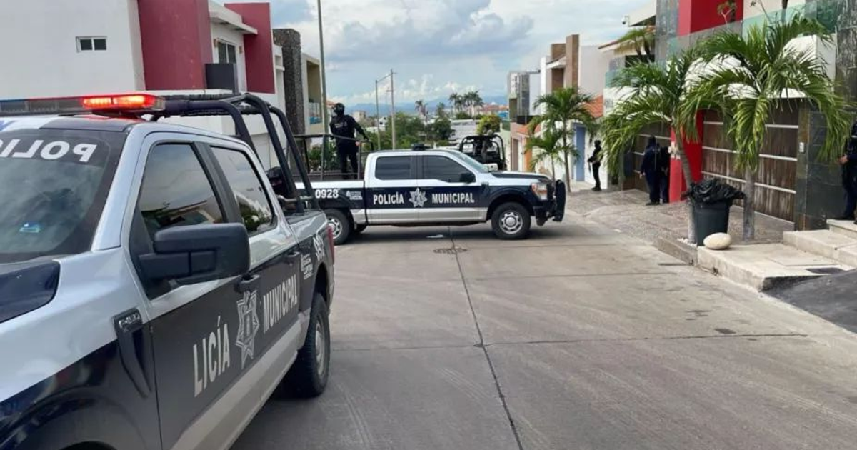 Camioneta de policía con luces encendidas en Cañadas de Culiacán tras balacera