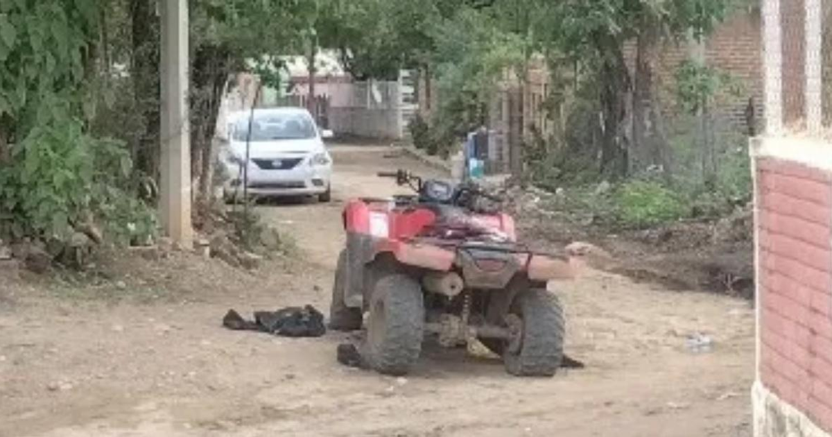 ATV rojo en camino de tierra, escena de enfrentamiento armado en El Pozo, Culiacán.