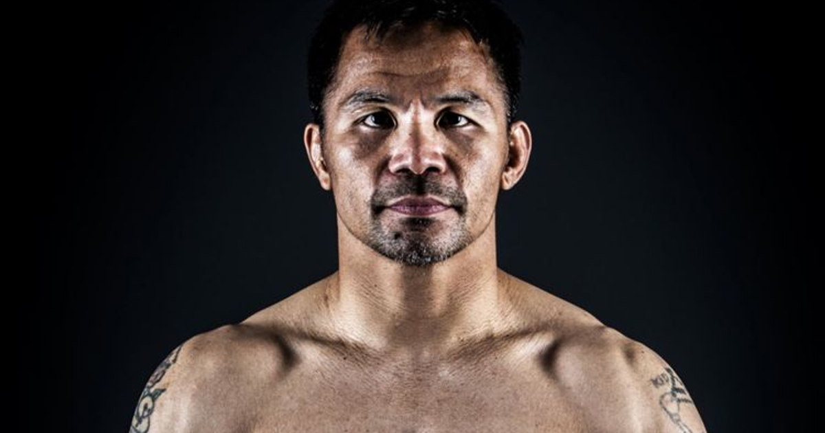 Hombre atlético sin camiseta, reflejando confianza y determinación.