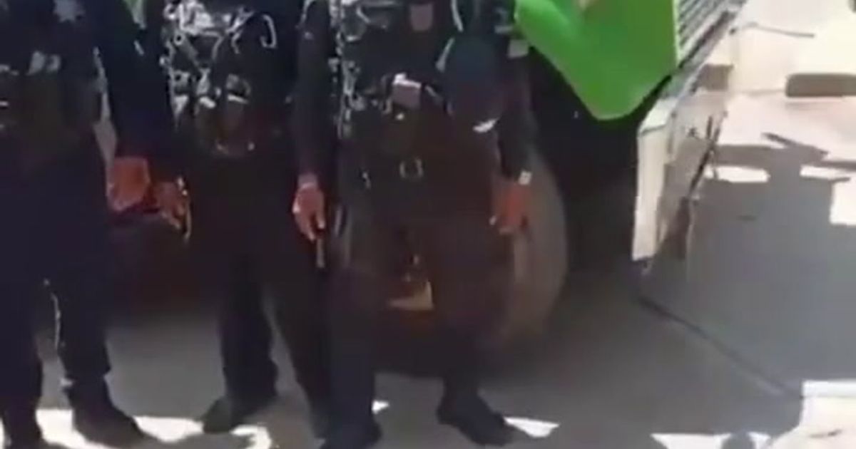 Policías estatales en operativo de seguridad en Tejupilco junto a un vehículo verde