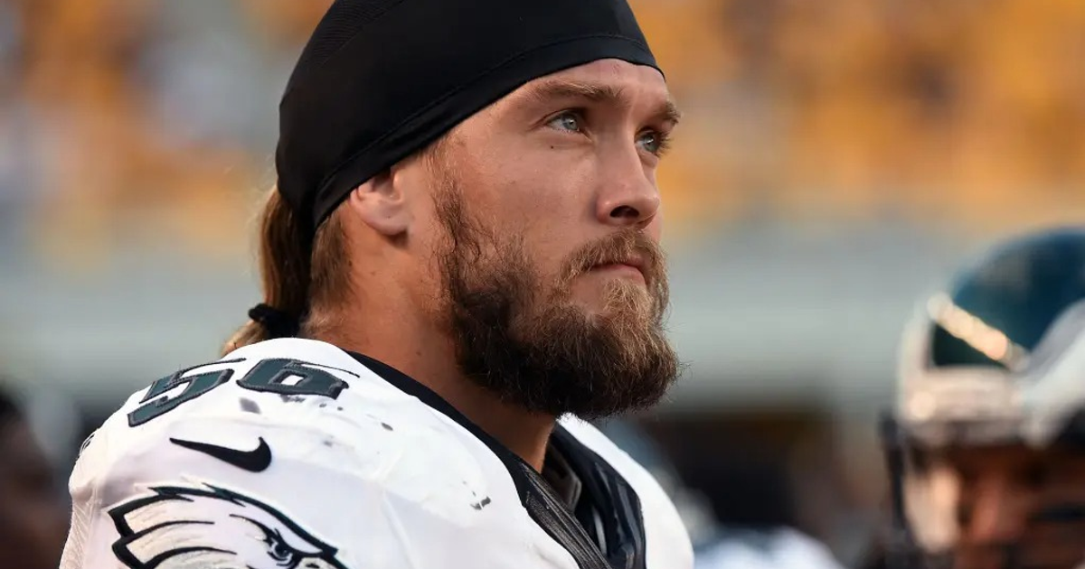 Jugador de fútbol americano en uniforme, representando a Bryan Braman y su lucha contra el cáncer.