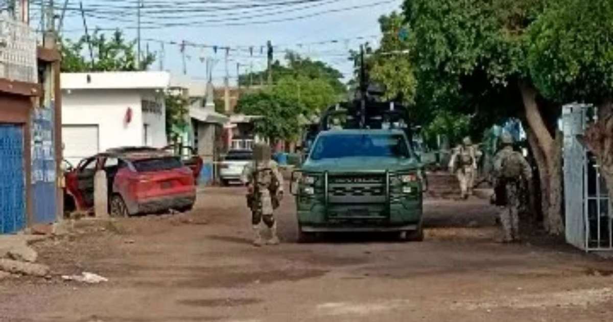 Operativo militar en San Pedro, Navolato con vehículos y soldados patrullando.