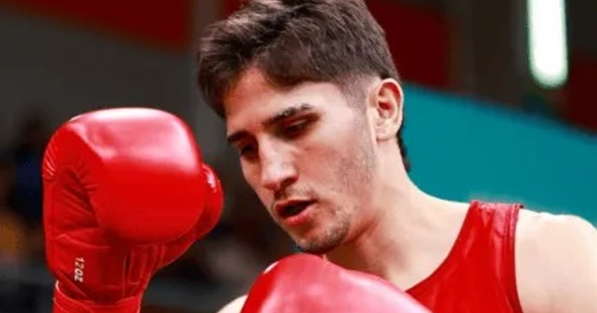 Boxeador masculino con guantes rojos concentrado antes de un combate en Sinaloa.