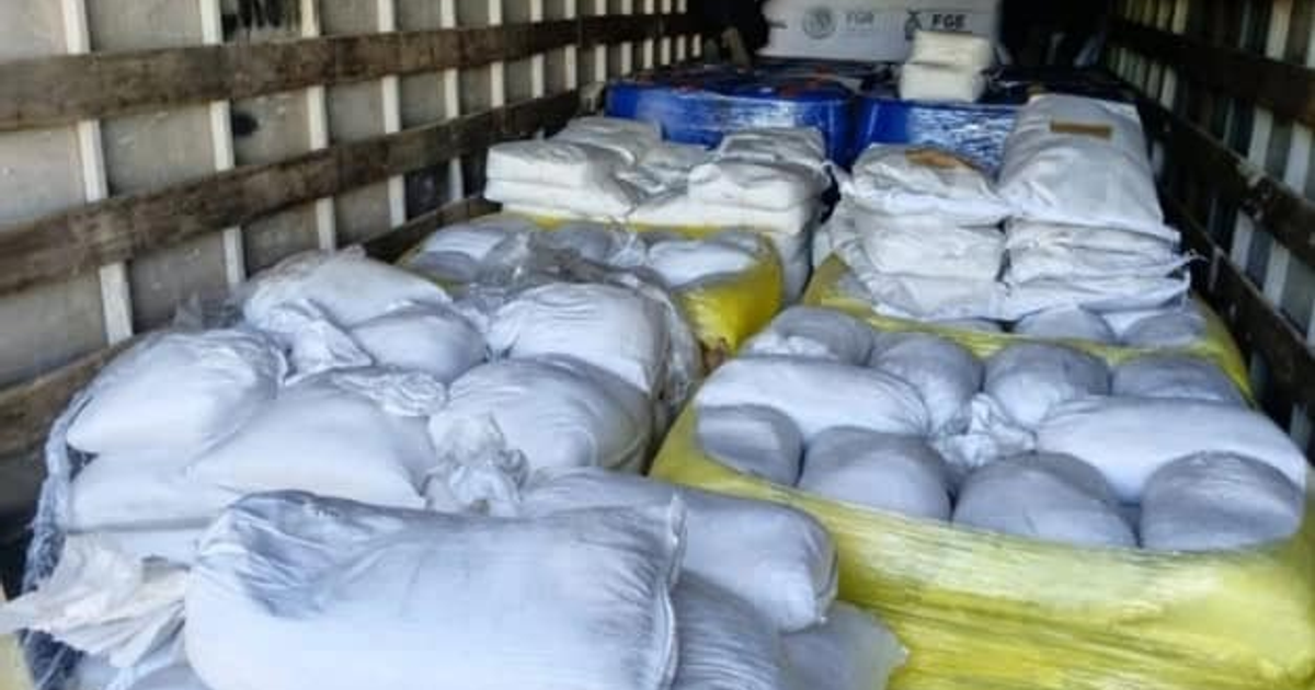Camión de carga con sacos de material en polvo incautado en Culiacán