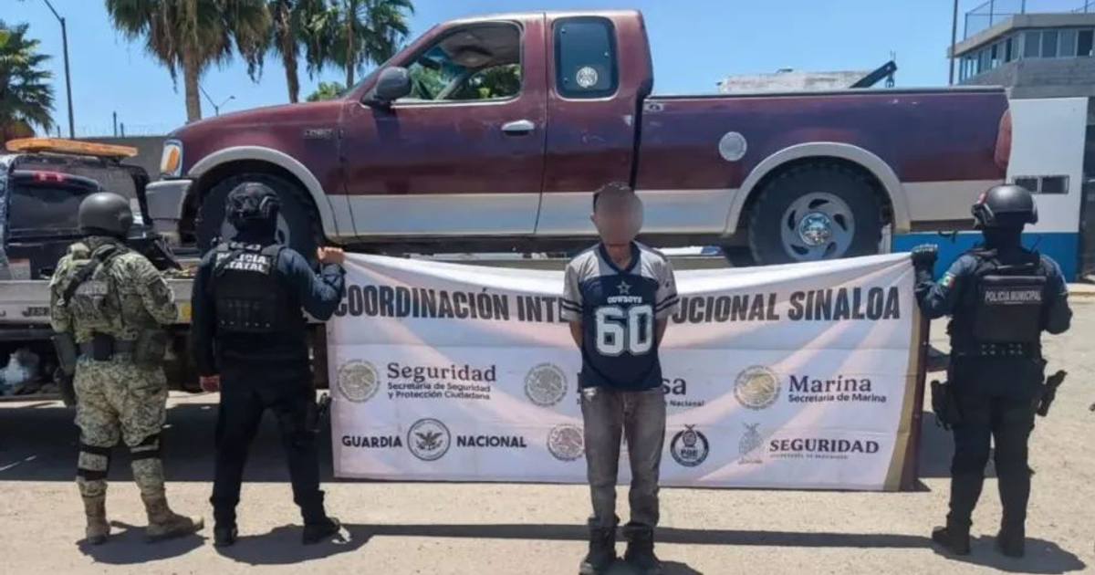 Policías y militares en operativo de seguridad en Sinaloa con cartel de coordinación interinstitucional.