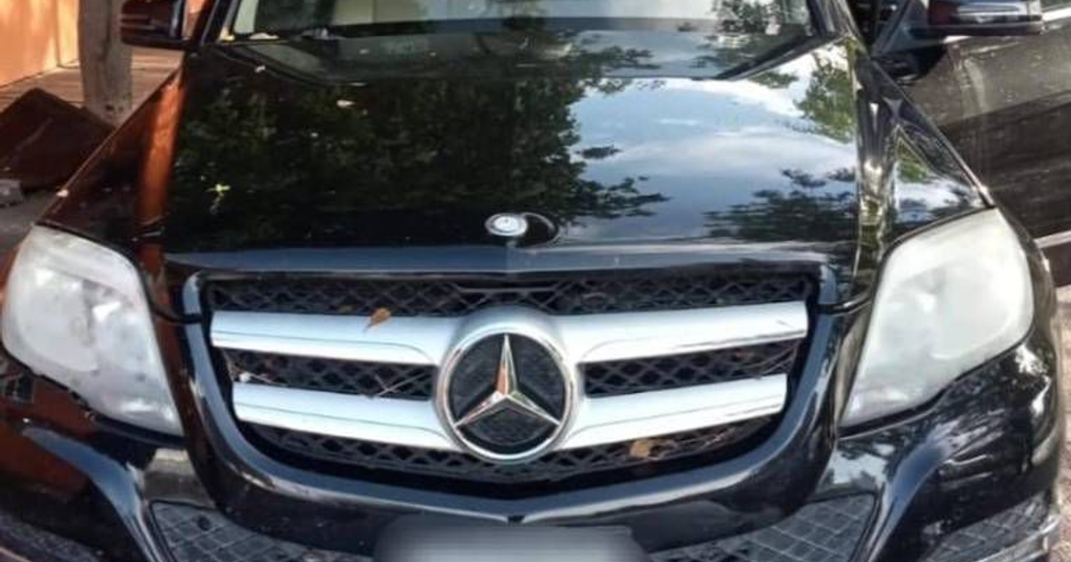 Camioneta Mercedes-Benz negra con hojas sobre la carrocería, parte de un operativo de seguridad en Villa Verde.