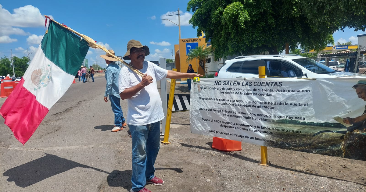 Agricultor en protesta con bandera de México y pancarta en Sinaloa