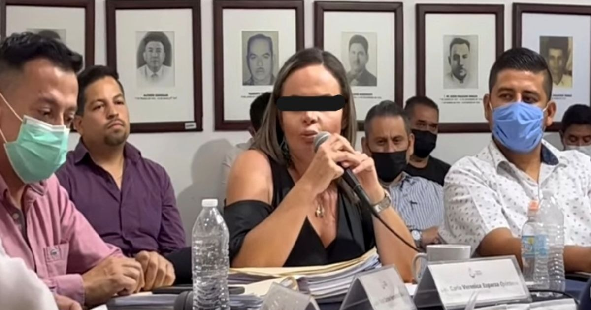 Mujer hablando en reunión pública sobre caso de corrupción en Jalisco