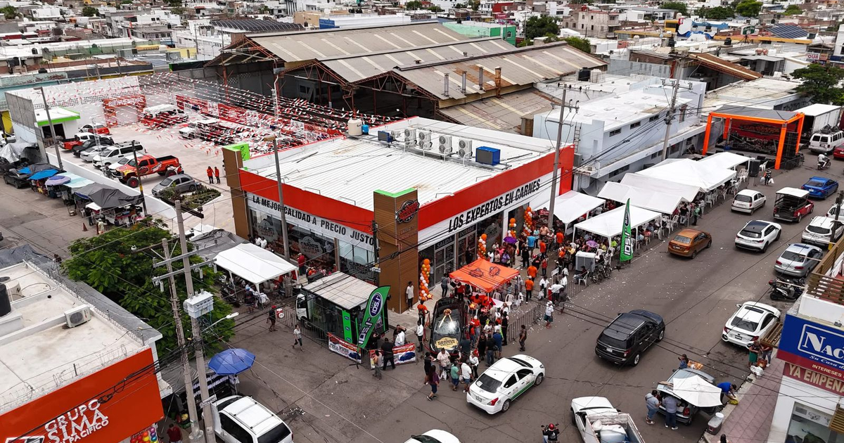 Vista aérea de la inauguración de Carnes Selectas Nayarit en Mazatlán con personas reunidas y decoraciones.