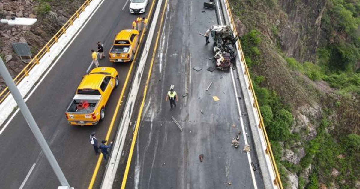 Accidente en carretera Mazatlán-Durango con camión volcado y taxis amarillos involucrados.