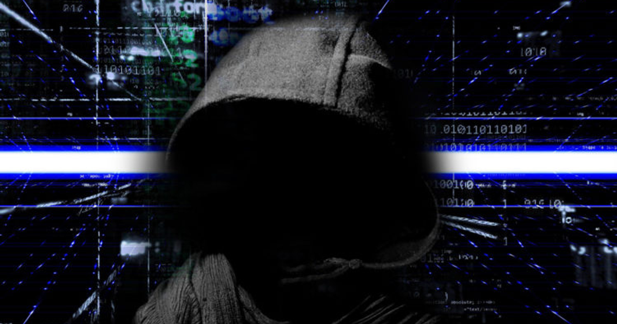 Figura encapuchada sobre fondo digital, simbolizando el anonimato en el chantaje cibernético.