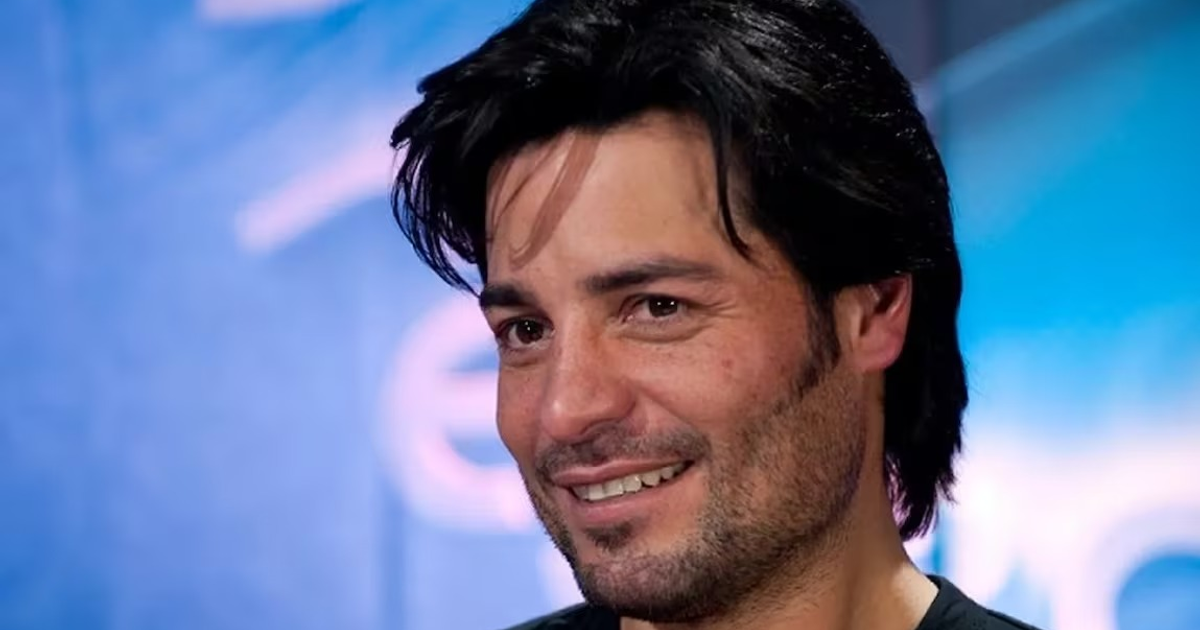 Persona sonriendo con fondo azul desenfocado, asociada al concierto de Chayanne en Sinaloa.