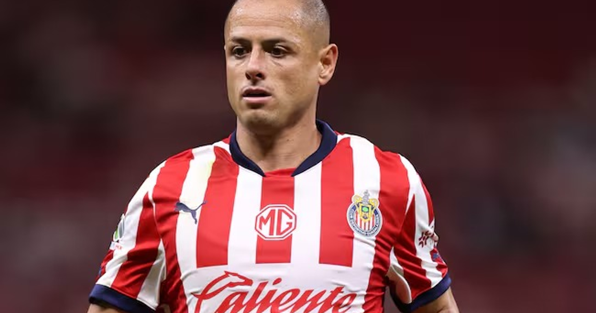 Jugador de fútbol con camiseta roja y blanca, vinculado a la disculpa pública de Chicharito Hernández.