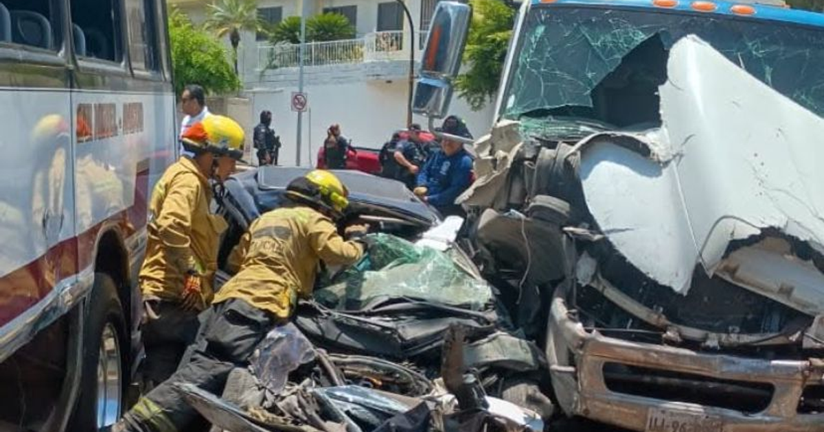 Accidente vehicular en Culiacán con camión y automóvil dañados, bomberos y policías en la escena.