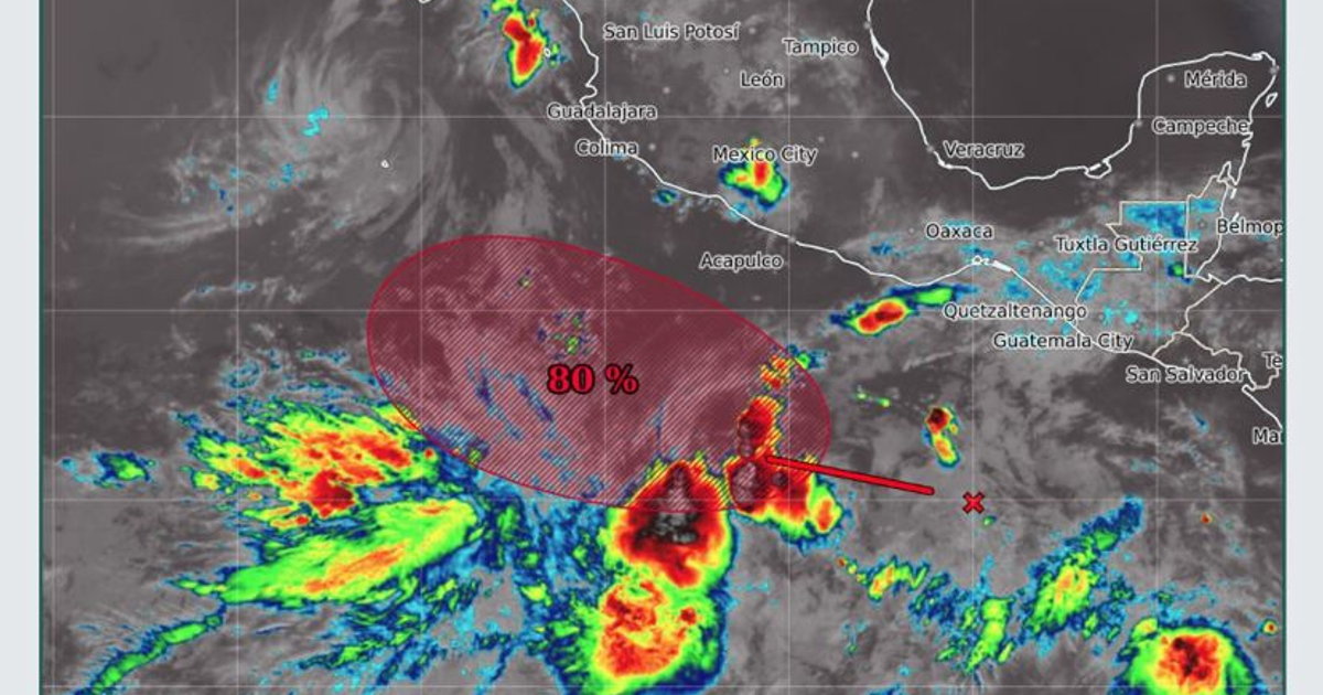 Mapa meteorológico mostrando un sistema de tormentas con alta probabilidad de desarrollo ciclónico en el Pacífico, al sur de México y Centroamérica.