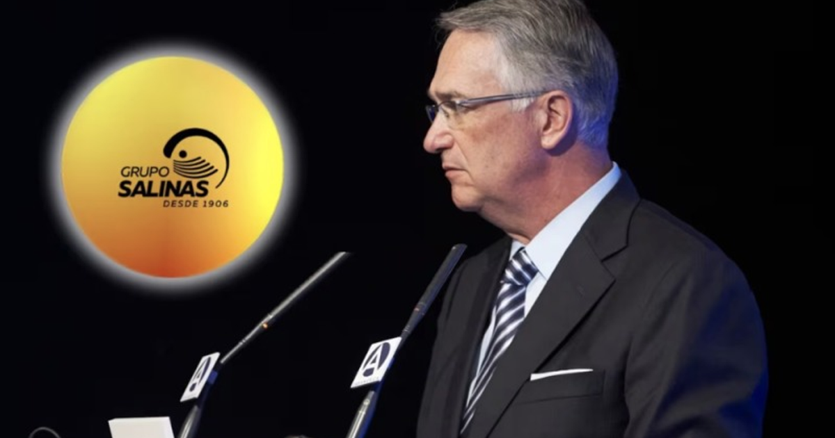 Hombre de perfil hablando en evento de Grupo Salinas, relacionado con deuda fiscal.