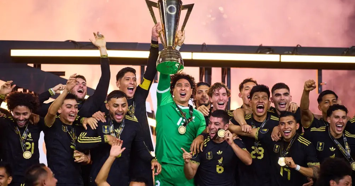 Equipo mexicano celebra con trofeo y medallas en la Copa Oro 2023