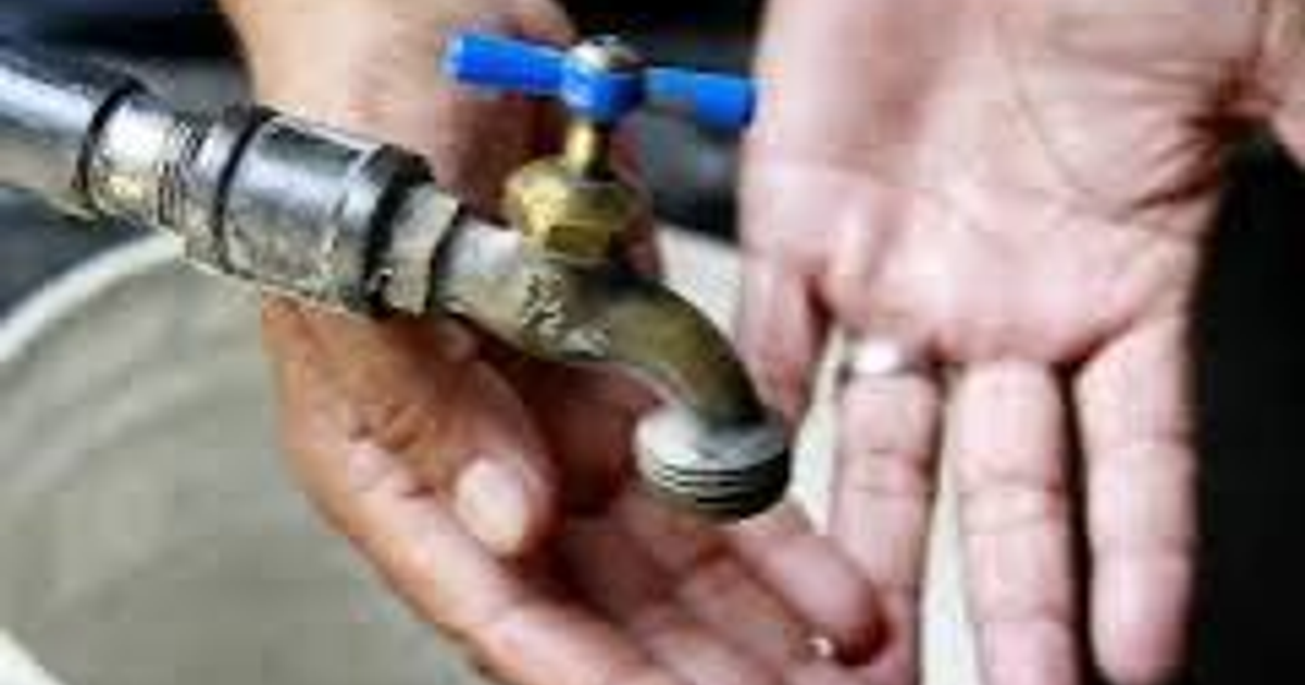 Manos interactuando con un grifo de agua durante trabajos de interconexión en Loma Bonita.