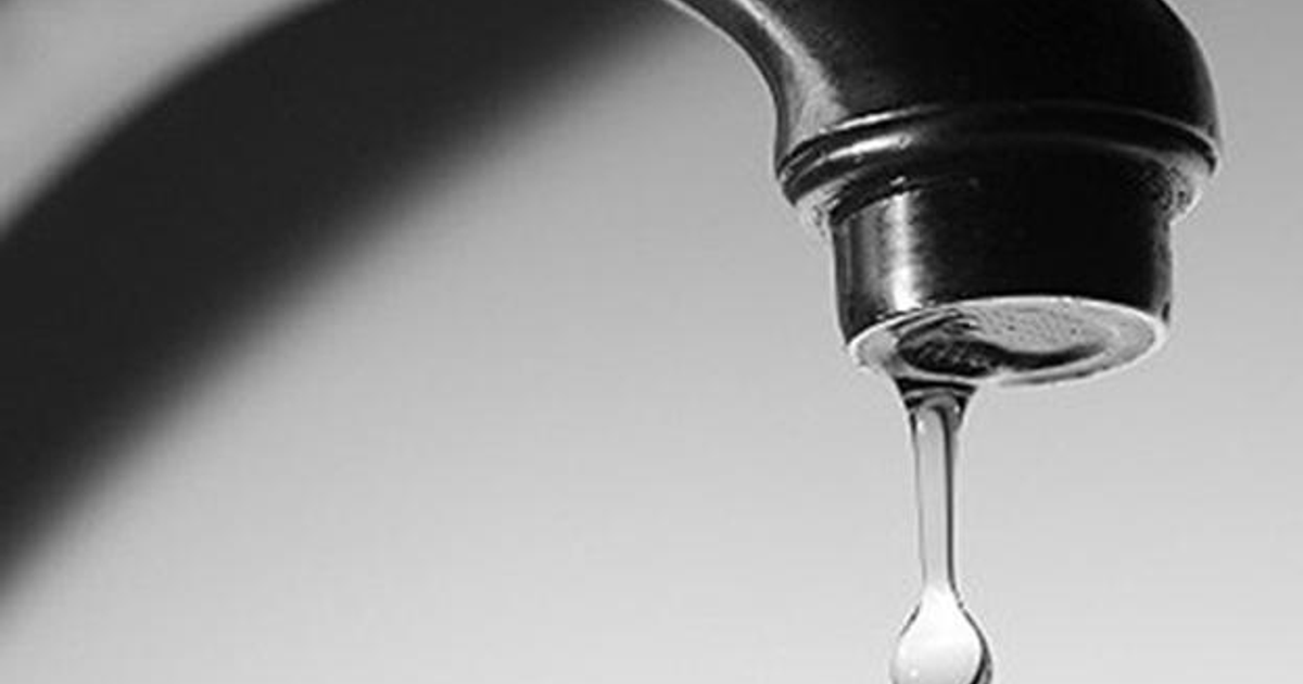 Grifo con gota de agua cayendo, fondo gris, cierre de válvulas en Mazatlán.