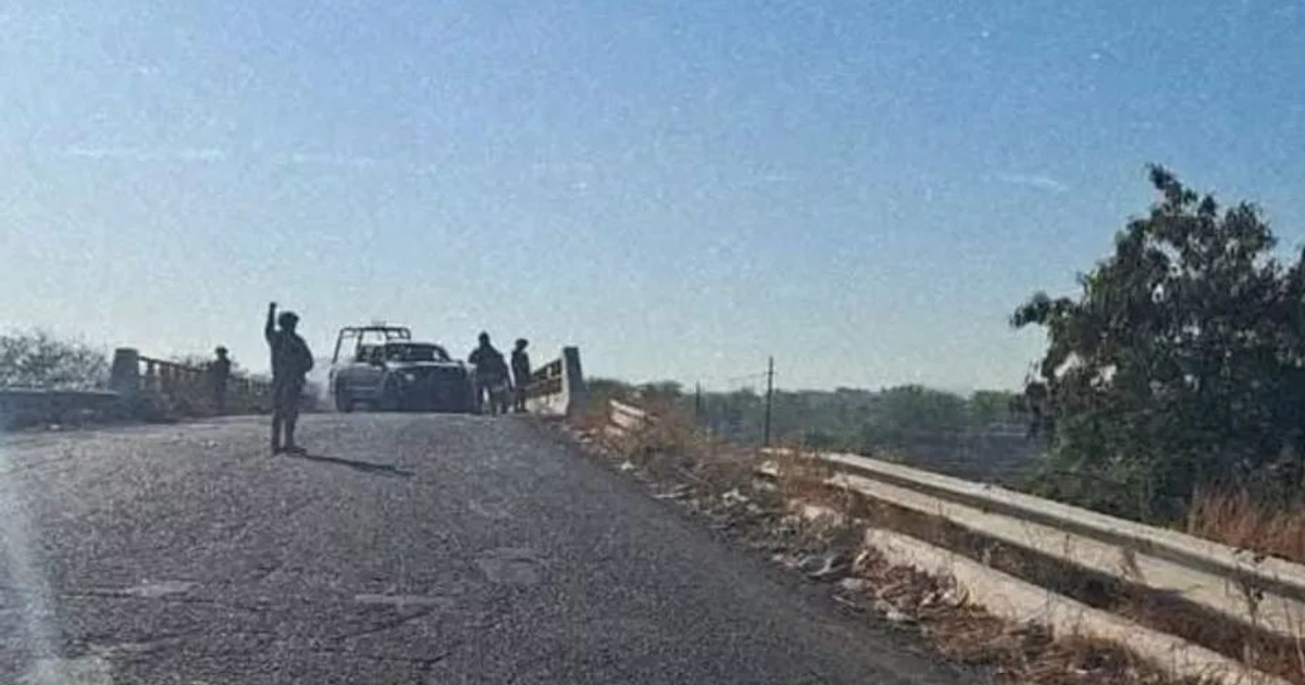 Operativo de seguridad en puente Piggy Back con individuos uniformados y vehículo