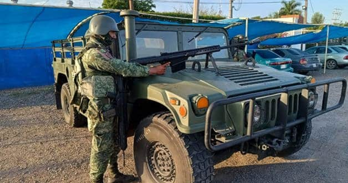 Humvee militar y soldado armado en Culiacán, relacionado con hallazgo de cuerpos