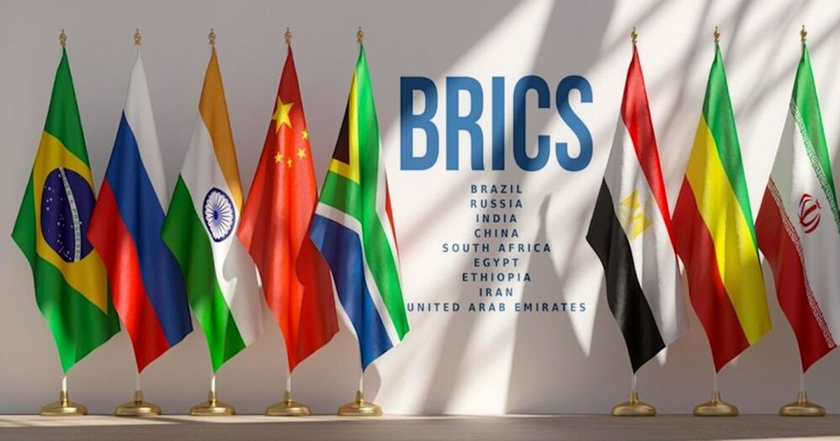 Banderas de los países BRICS y asociados en un soporte, con el texto 'BRICS' en la esquina superior izquierda.