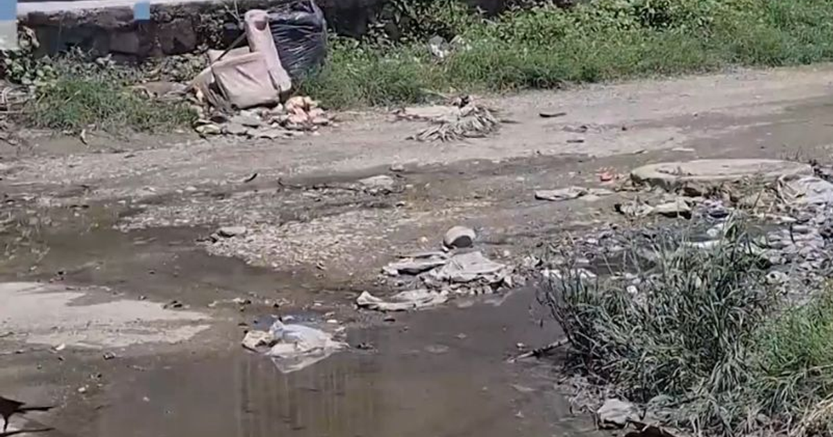 Área descuidada en Mazatlán con basura y agua estancada