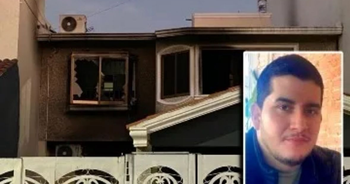 Casa con ventana rota y retrato en marco, posible escena de desaparición de joven