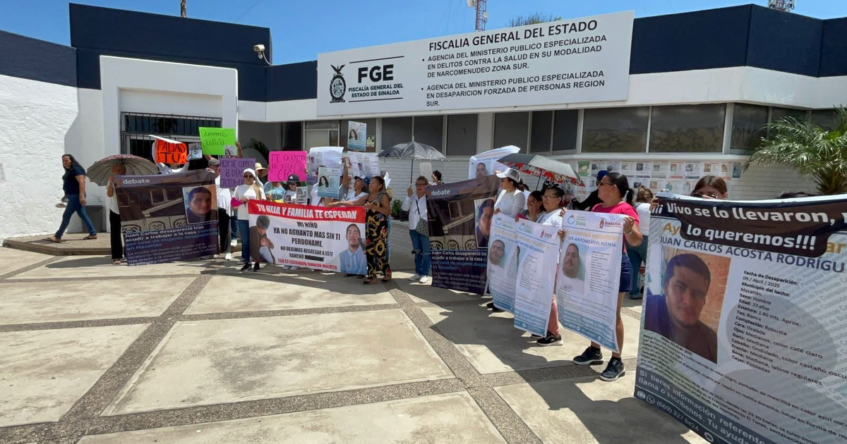 Protesta frente a la Fiscalía con pancartas de personas desaparecidas