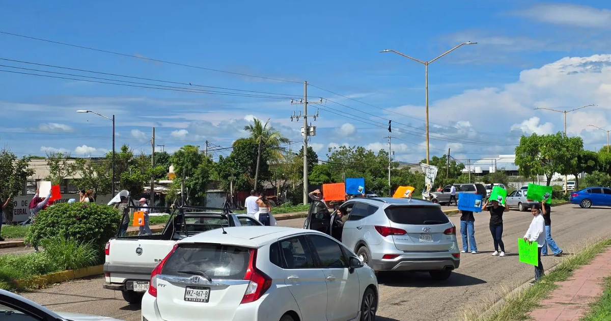 Protesta por Jesús Heriberto Cárdenas Martínez con pancartas y vehículos en la calle