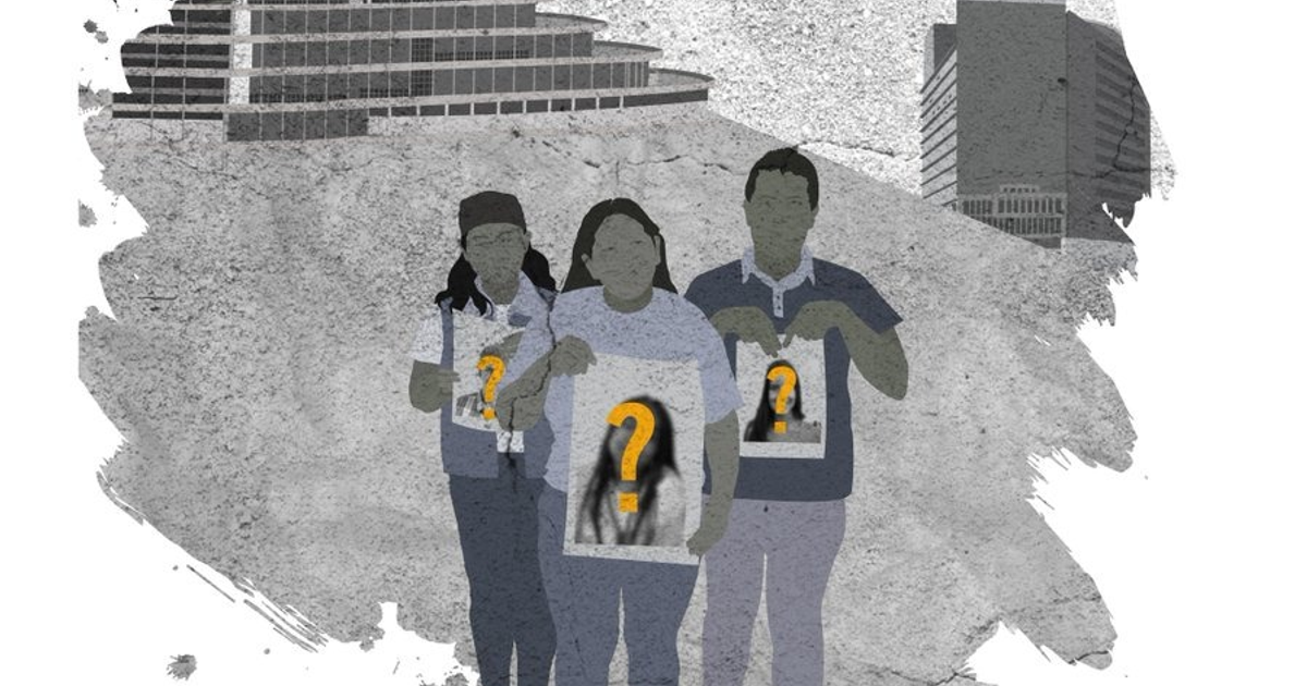 Tres personas con carteles de interrogación, simbolizando desapariciones en Venezuela.