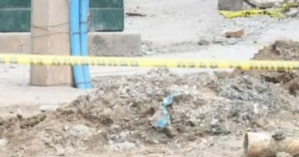Zona de construcción con tierra, escombros y tuberías azules en Infonavit Alarcón, Mazatlán.
