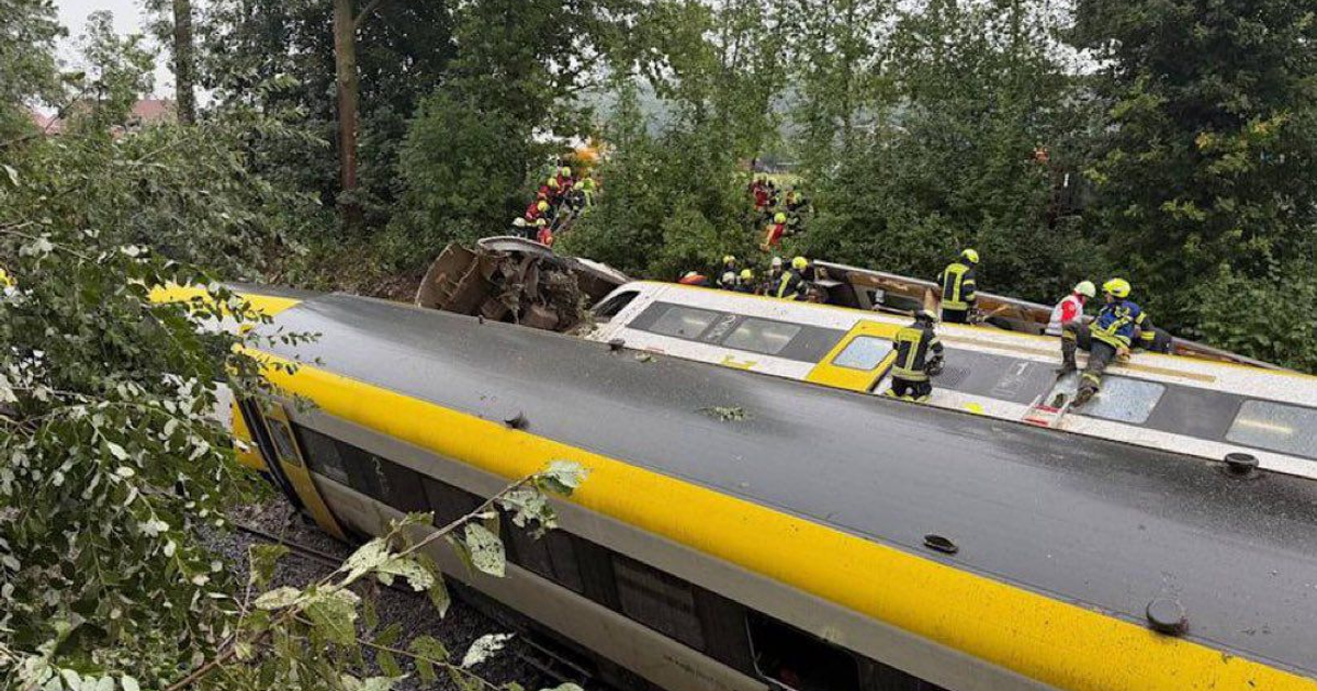 Tren volcado en accidente ferroviario en Baden-Württemberg con rescatistas trabajando