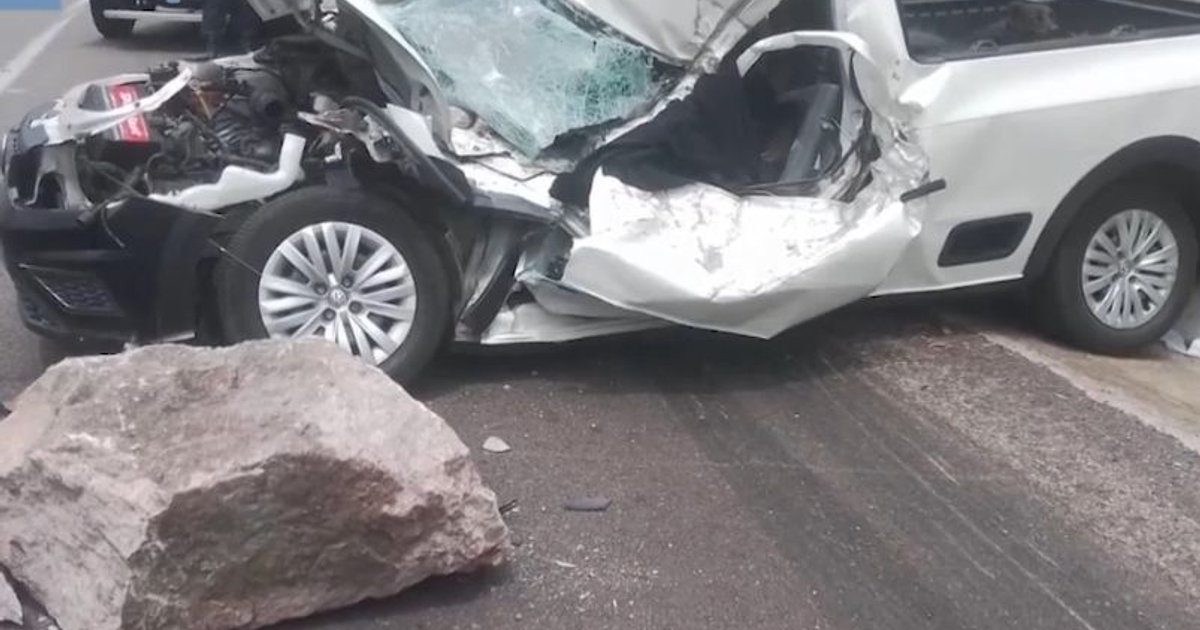 Vehículo dañado en accidente por deslizamiento de tierra en carretera de Sinaloa