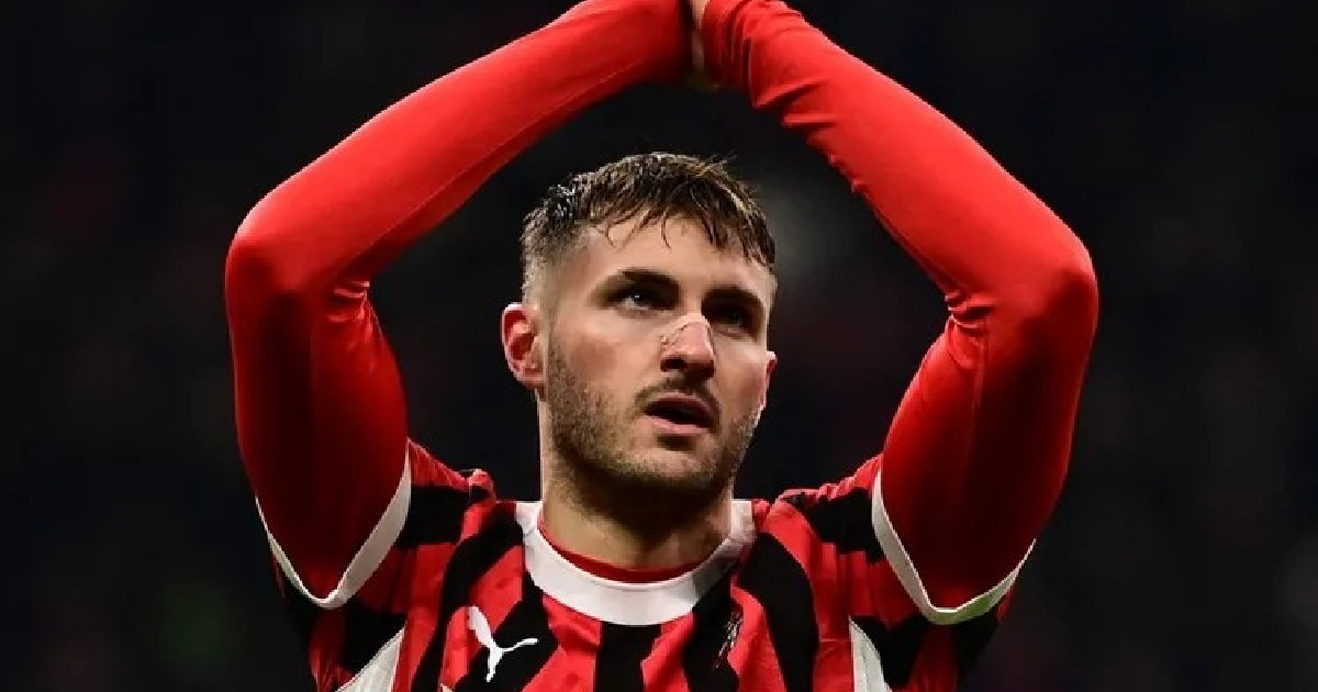 Aficionado con camiseta roja y negra en homenaje a Santiago Giménez en De Kuip