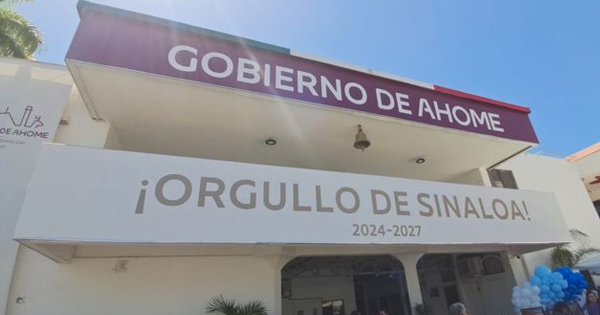 Edificio del Gobierno de Ahome con letrero '¡ORGULLO DE SINALOA! 2024-2027' y globos decorativos bajo un cielo azul.