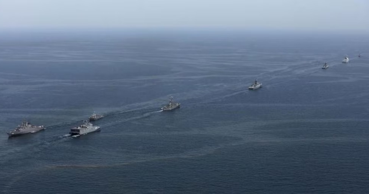 Seis barcos en formación navegando en el mar azul bajo un cielo nublado, representando una operación naval en el Indo-Pacífico.