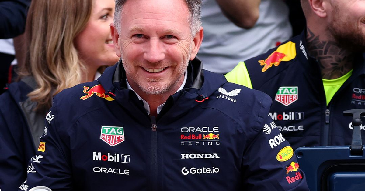 Grupo de personas con chaqueta de equipo de carreras, relacionado con cambios en Red Bull Racing.