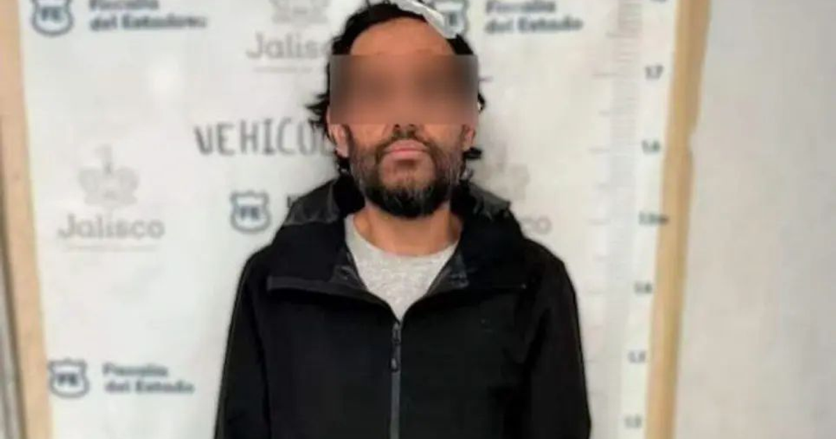 Hombre con abrigo oscuro frente a fondo de textos policiales en Jalisco