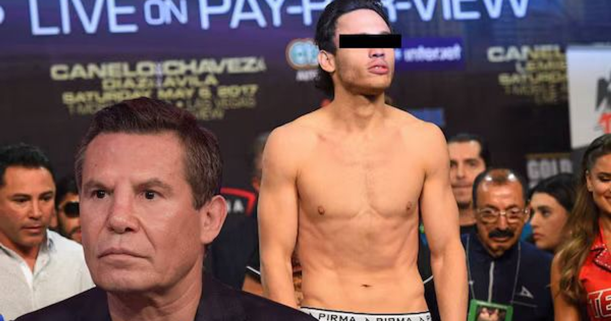 Joven boxeador en evento en vivo con comentarista deportivo y público atento