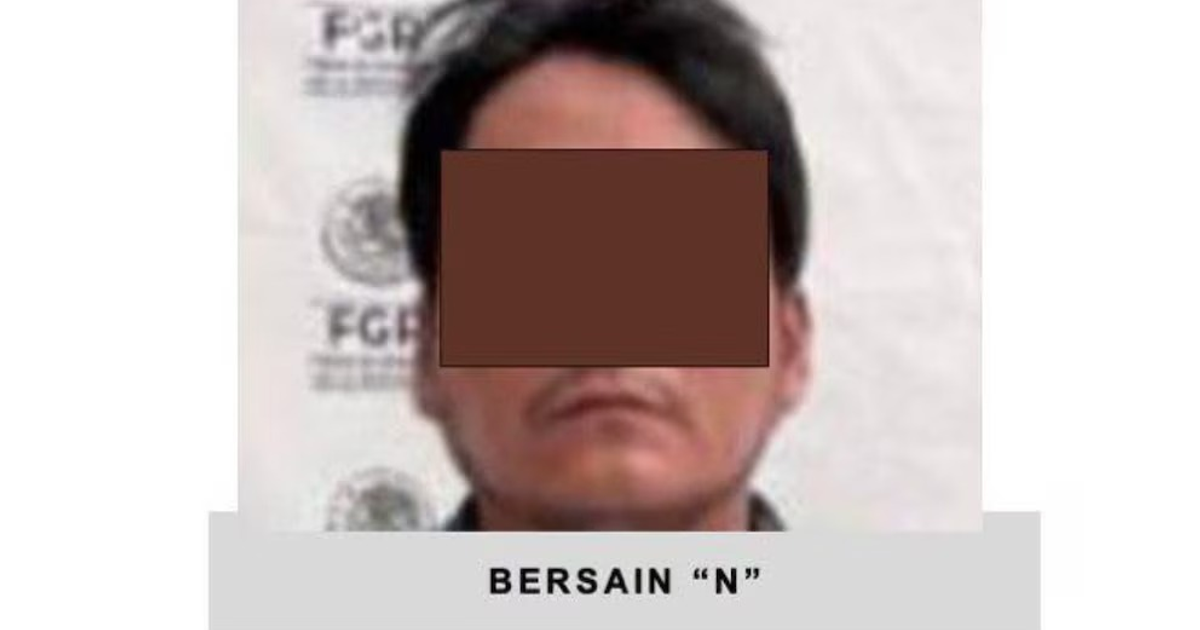 Fotografía de identificación de Bersain 'N' con rostro cubierto, detenido por secuestro y homicidio en Veracruz.