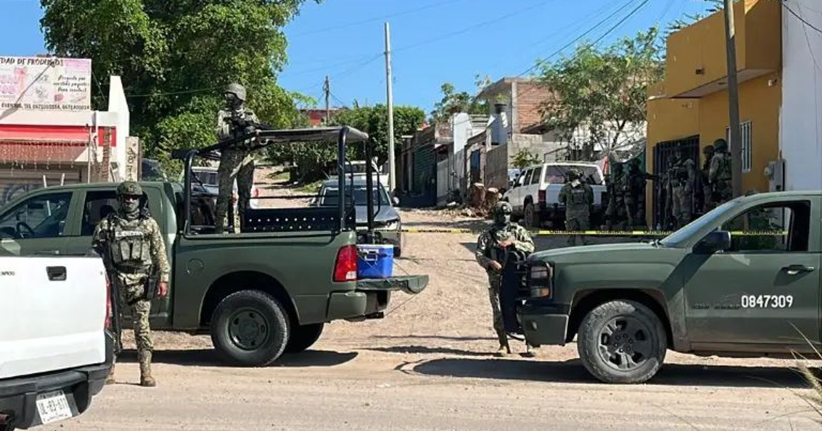 Soldados armados y vehículos militares en operativo en Culiacán
