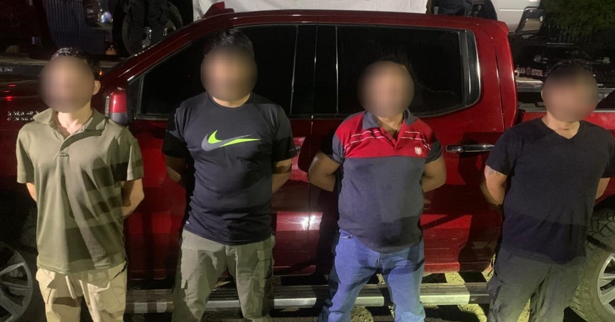 Detención de cuatro personas por el ejército mexicano en Campo Morelia, Sinaloa, frente a una camioneta roja durante la noche.