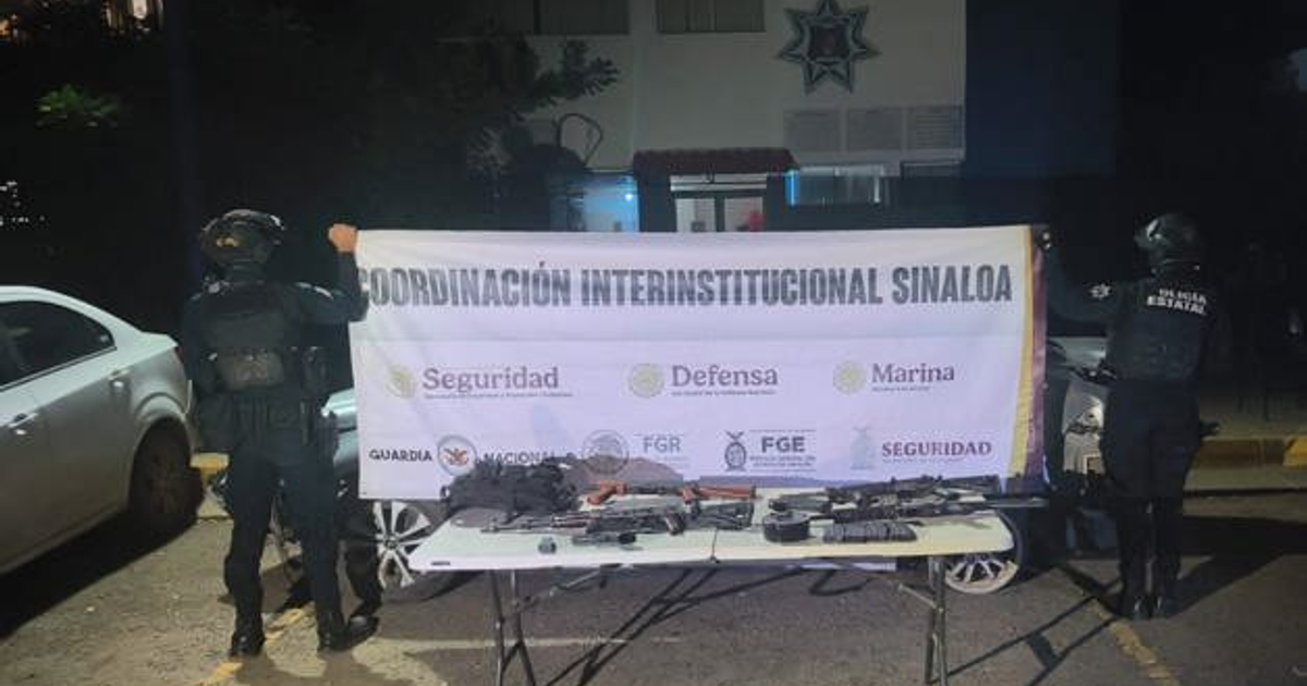 Agentes de seguridad en Sinaloa muestran armas incautadas tras operativo nocturno.