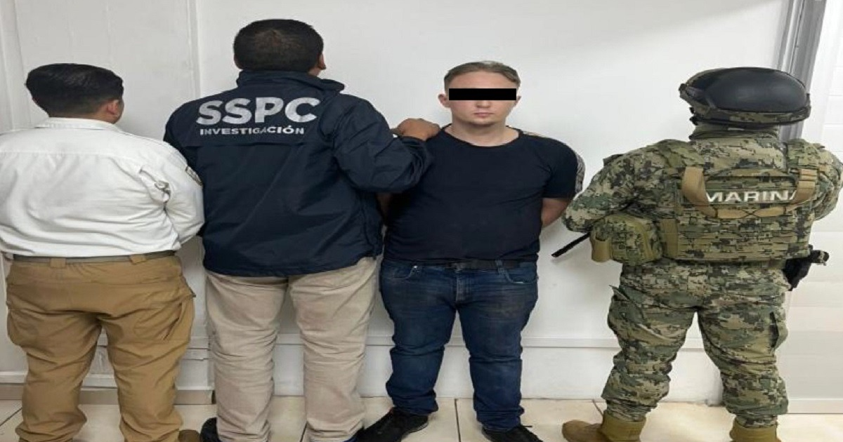 Agentes de seguridad escoltan a un detenido durante un operativo en Mazatlán.