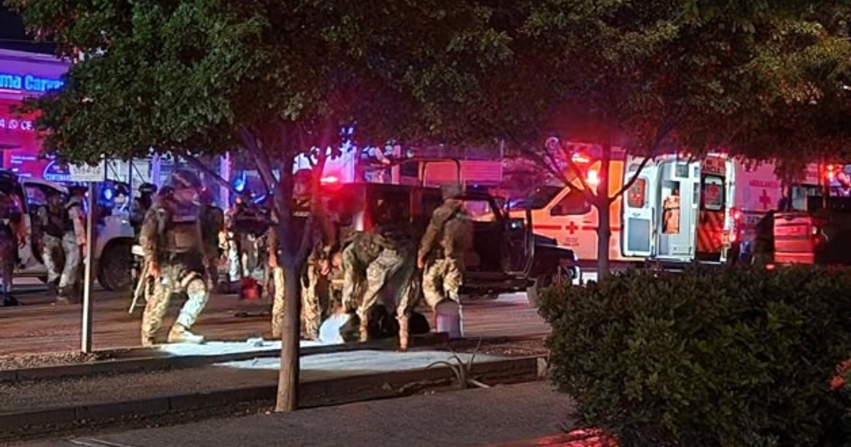 Escena nocturna con luces de emergencia y fuerzas de seguridad en Culiacán tras enfrentamiento armado.